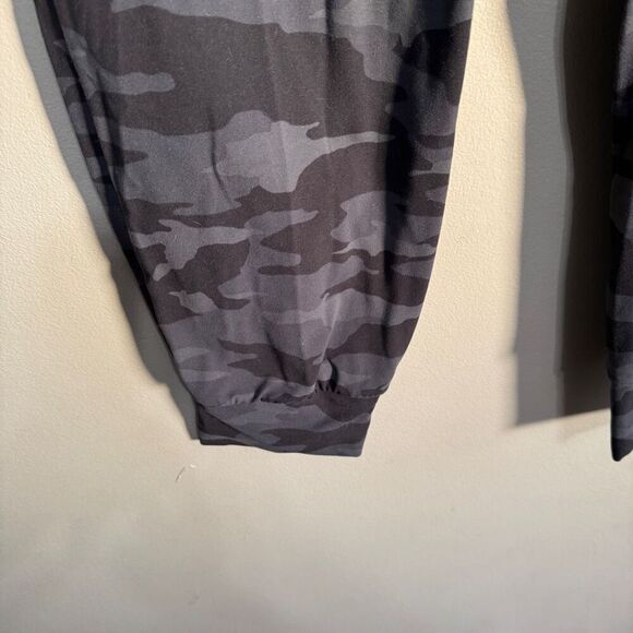 Athleta Salutation Camo Jogger Pants Gray Stretch Sz M - Picture 5 of 9